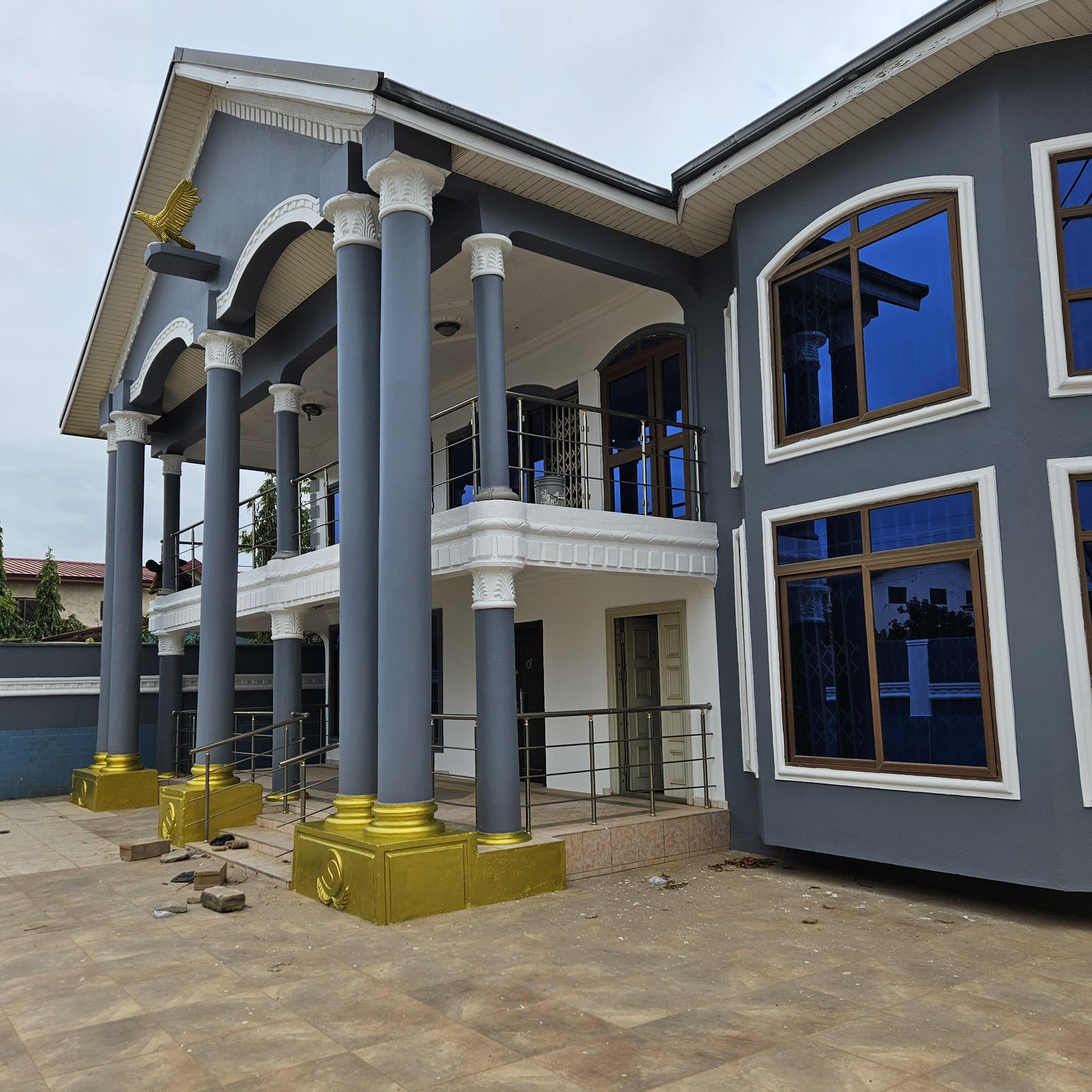 8 bedroom ensuite house for sale