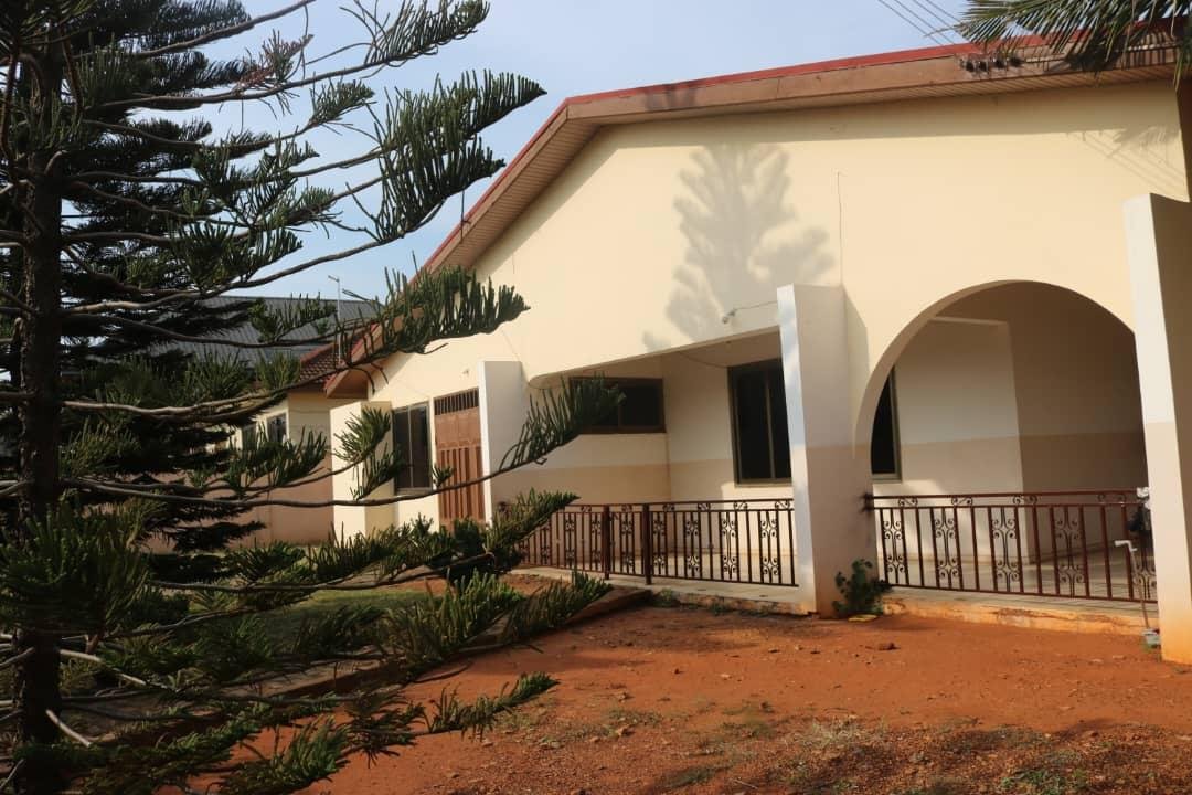 Elegant 5-Bedroom Home in Community 22, Tema!