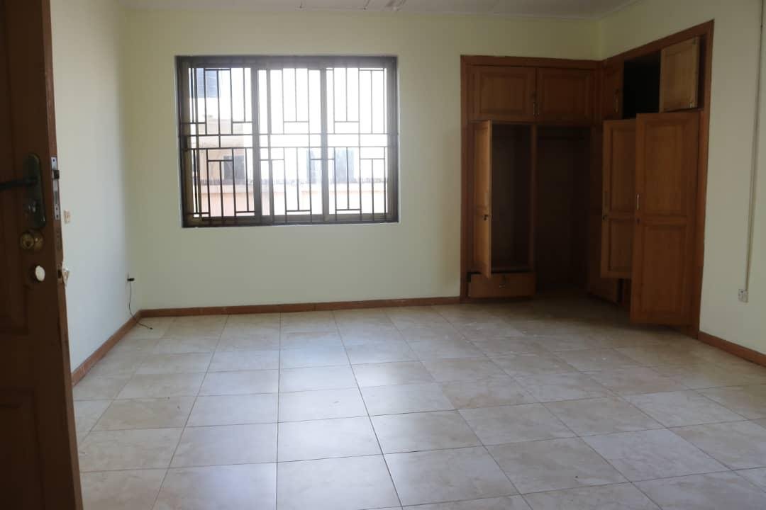 Elegant 5-Bedroom Home in Community 22, Tema!