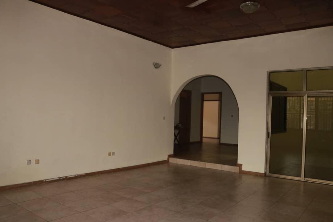 Elegant 5-Bedroom Home in Community 22, Tema!