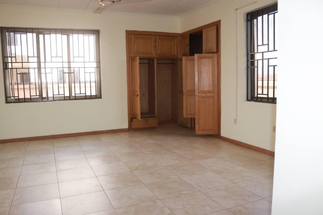 Elegant 5-Bedroom Home in Community 22, Tema!