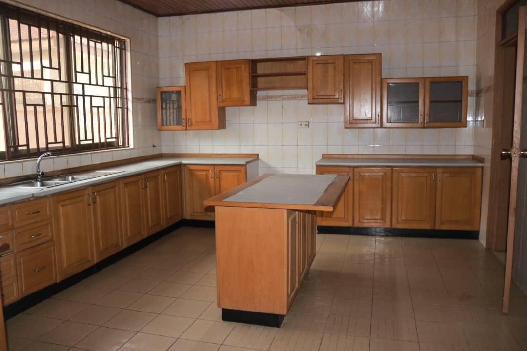 Elegant 5-Bedroom Home in Community 22, Tema!