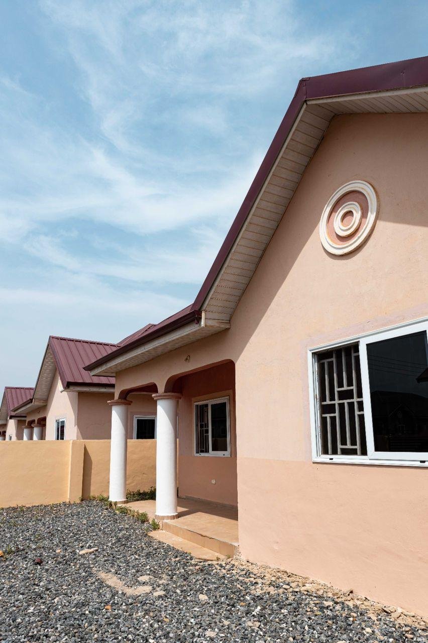 2 & 3 BEDROOM HOUSES Tema
