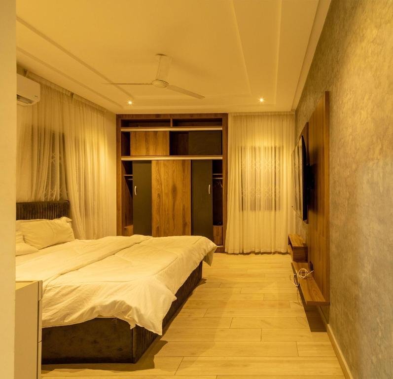 J&M EXCLUSIVE J&M EXCLUSIVE