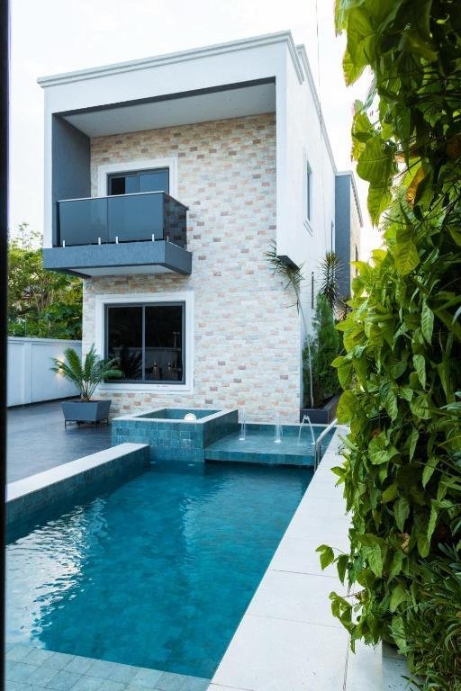 J&M EXCLUSIVE J&M EXCLUSIVE