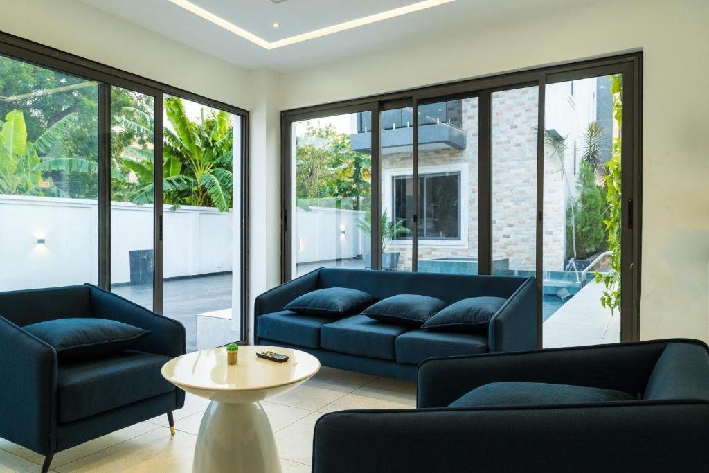 J&M EXCLUSIVE J&M EXCLUSIVE