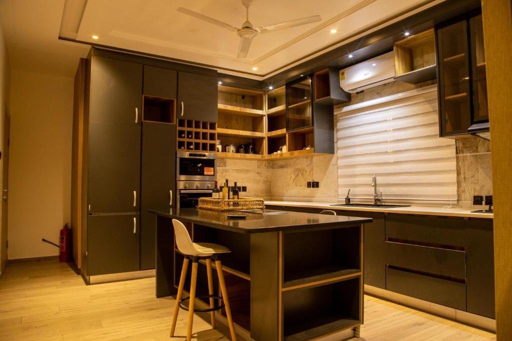 J&M EXCLUSIVE J&M EXCLUSIVE