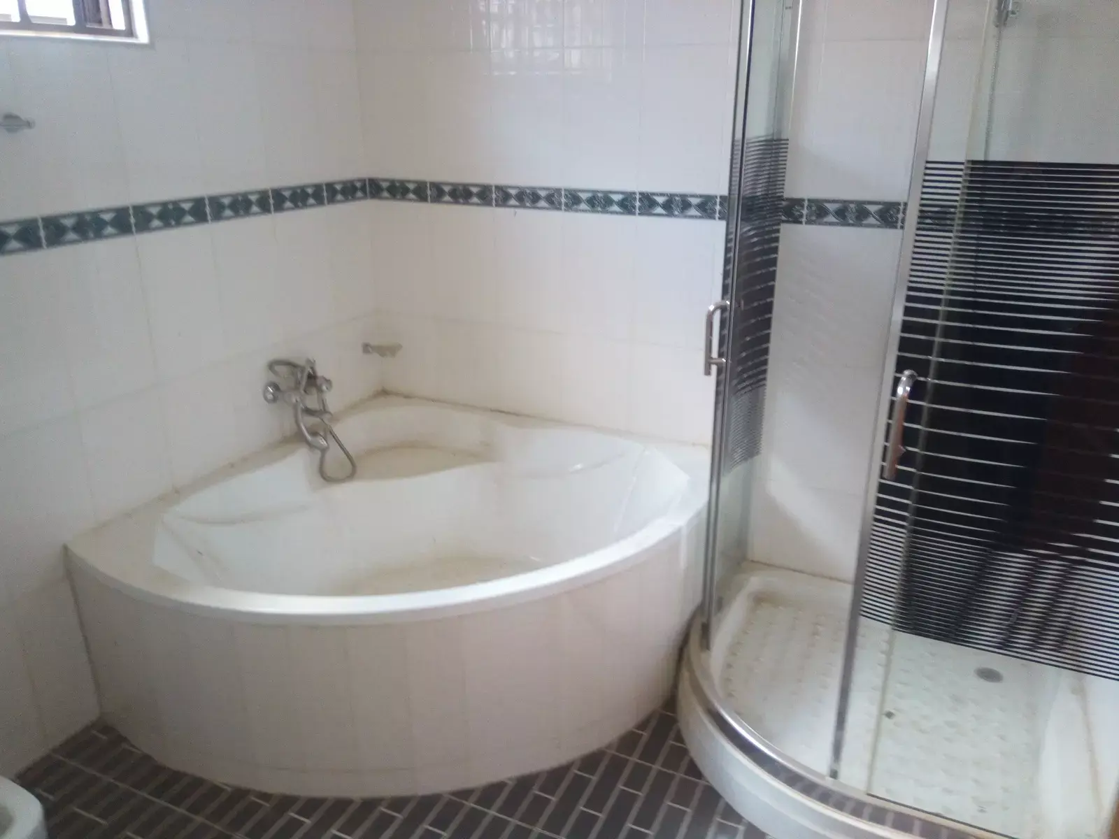 5 Bedroom House for rent at Afienya