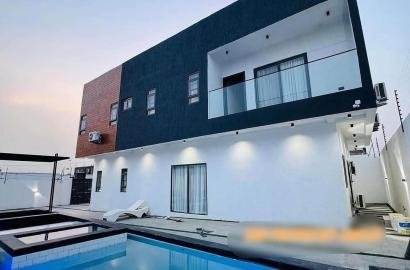 4-Bedroom House with Swimming Pool