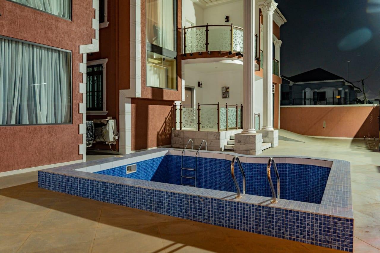 4 bedroom Apartment