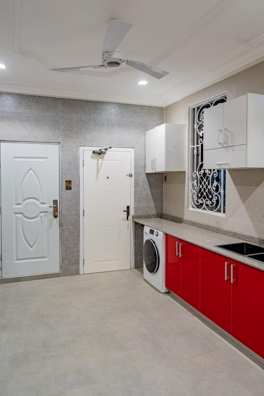 4 bedroom Apartment