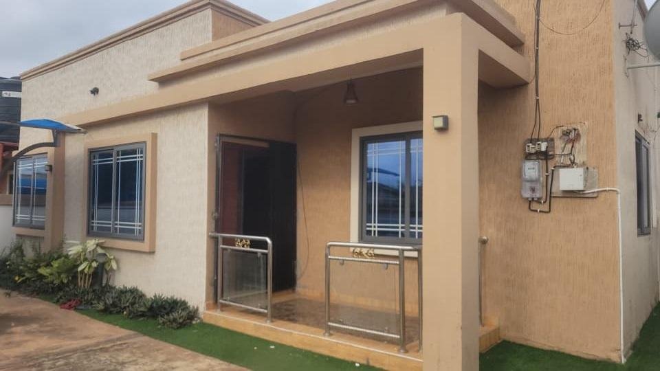 3 bedroom house Located at Lakeside Estates