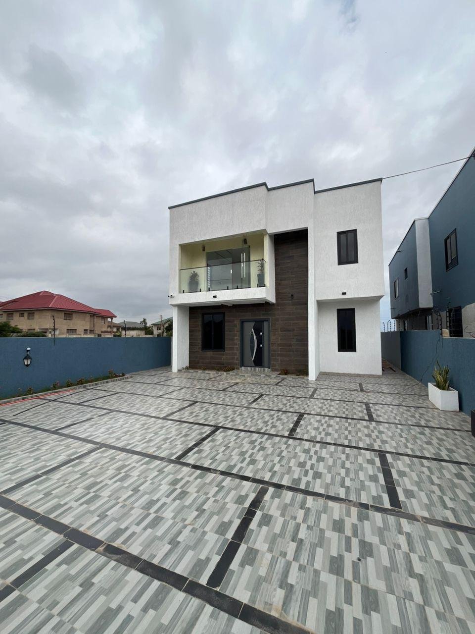 Executive 4 Bedrooms for sale at Community 25 Tema