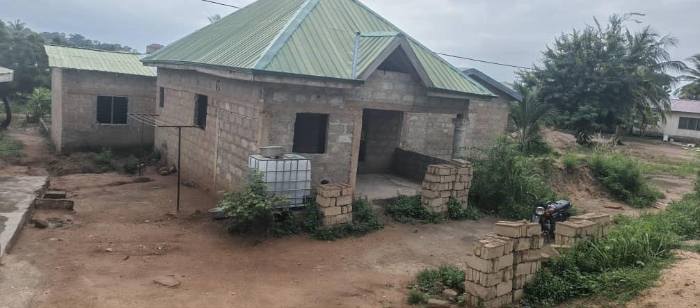 2-Bedroom Self-Contained House + 2 Single Self-Contained Units for Sale – Amasaman Danchira