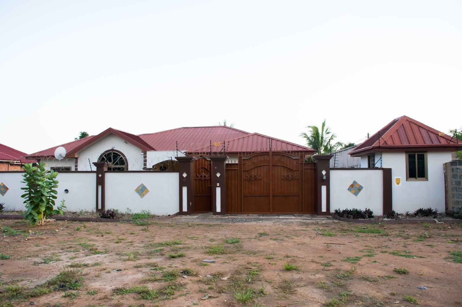 4 BED ROOM HOUSE AT AMANFRO