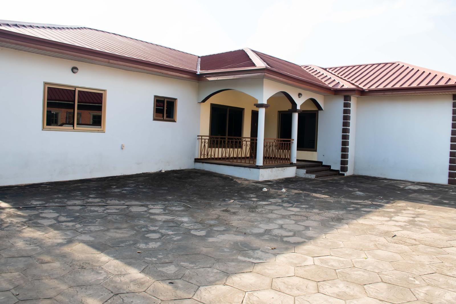 4 BED ROOM HOUSE AT AMANFRO